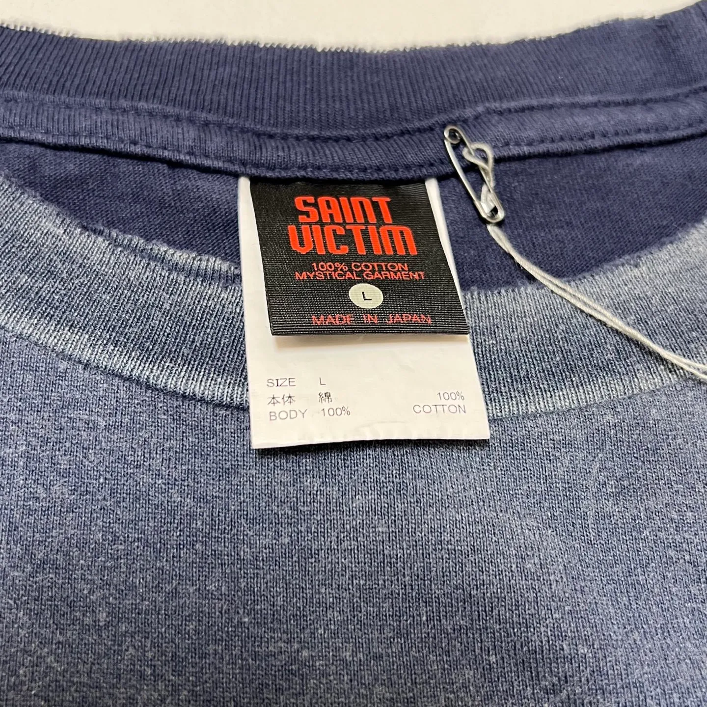 Authentic Unanimity co-branded main mark/co-named wash mark PLUTO x SAINT Mxxxxxx PLUTO SS TEE/Pluto co-branded retro tee Pluto distressed hole short sleeves washed blue S-XL The washing and destruction process has reached the highest peak in the history of the brand. The real thing is quite good. This tee is derived from Osamu Tezuka's landmark masterpiece. Original Uniform cylinder OE yarn fabric